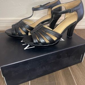 New in box Naturalizer T-Strap Black Leather Heels